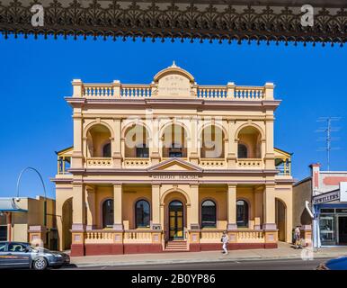 Denkmalgeschütztes ehemaliges Gebäude der Bank of New South Wales, Wherry House, Charters Towers, im Norden von Queensland, Australien Stockfoto