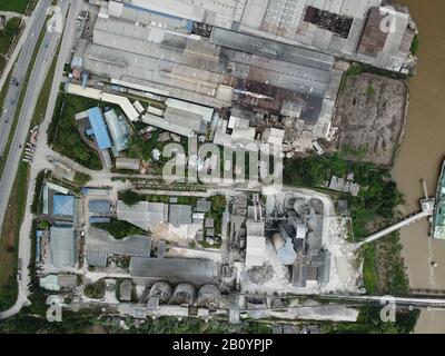 Kuching, Sarawak/Malaysia - 21. Februar 2020: Die CMS Cement Industrial Plant and Factory im Muara Tabuan Gebiet Stockfoto