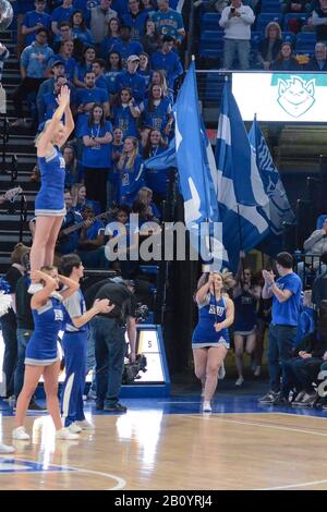 St. Louis, Missouri, USA. Februar 2020. 21. Februar 2020: Die St. Lous Cheerleader führen das Team in einem atlantischen 10-Konferenzspiel, in dem die VCU Rams die St. Louis Billikens besuchten, auf den Platz. Abgehalten in der Chaifetz Arena in St. Louis, MO Richard Ulreich/CSM Credit: CAL Sport Media/Alamy Live News Stockfoto