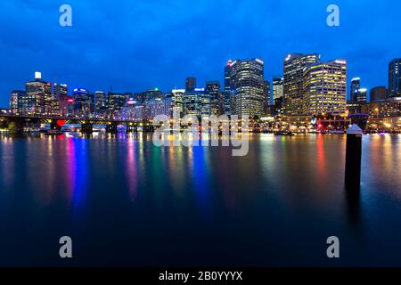 Blick über Darling Harbour zur Skyline mit Pyrmont Bridge, Sydney, Australien Stockfoto