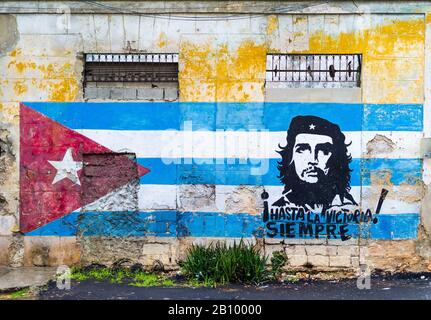 Che Guevara Wandbild mit kubanischer Flagge, Havanna, Kuba Stockfoto