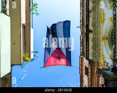 Nationalflaggen in einer engen Gasse, Havanna, Kuba Stockfoto
