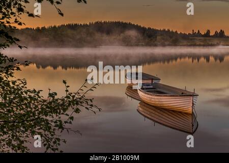 Zwei Boote am Loch Rusky, Aberfoyle, Schottland Stockfoto