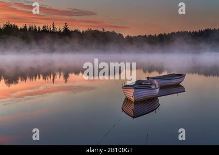 Zwei Boote am Loch Rusky, Aberfoyle, Schottland Stockfoto