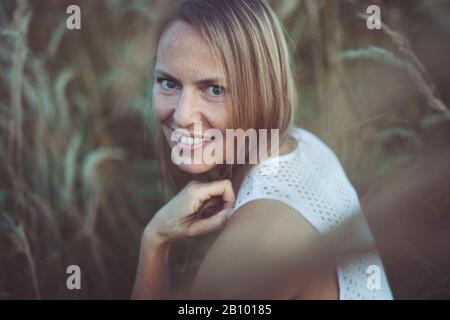 Porträt einer Frau im Kornfeld Stockfoto