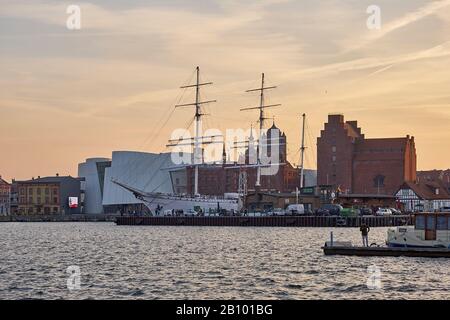 Sonnenuntergang mit Ozeaneum und Segelschiff Gorch Fock I im Hafen von Stralsund, Mecklenburg-Vorpommern, Deutschland Stockfoto