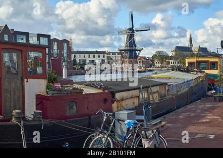 Adriaan Windmühle mit Hausboot in Haarlem, Nord Holland, Niederlande Stockfoto