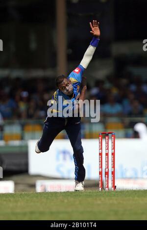 Colombo, Sri Lanka. Februar 2020. Der Singhalese Sports Club Cricket Ground, Colombo, Sri Lanka; Eines Tages International Cricket, Sri Lanka versus West Indies; Angelo Matthews Bowls to Shai Hope. Gutschrift: Action Plus Sports Images/Alamy Live News Stockfoto