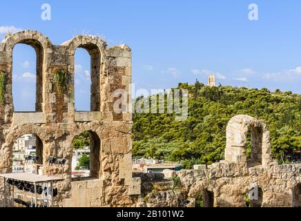 Das Odeon des Herodes Atticus und das Denkmal des Philopappos auf dem Hügel Mouseion, Athen, Griechenland Stockfoto