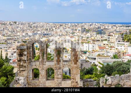 Mit Blick auf das Odeon des Herodes Atticus, nach Süden in Richtung Ägäis über Athen, Griechenland Stockfoto