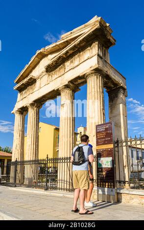 Bogen der Athena Archegetis, Eingang zum Forum Romanum, überragt von der Akropolis, Athen, Griechenland Stockfoto