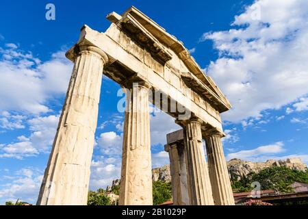 Bogen der Athena Archegetis, Eingang zum Forum Romanum, überragt von der Akropolis, Athen, Griechenland Stockfoto