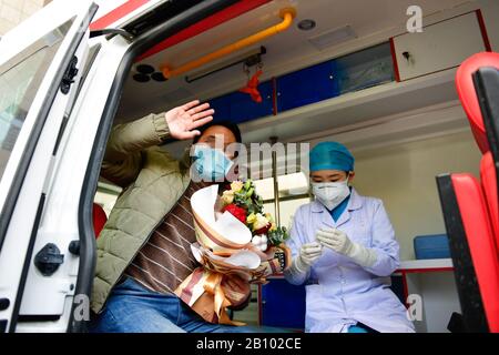 Peking, Chinas Provinz Qinghai. Februar 2020. Ein geborener Patient, der mit neuartigen Coronavirus Pneumonie (NCP) infiziert ist, verabschiedet sich vom medizinischen Personal im 4. Krankenhaus der Provinz Qinghai in Xining, nordwestchinesische Provinz Qinghai, 21. Februar 2020. Zwei weitere NCP-Patienten in der Provinz Qinghai erholten sich und wurden am Freitag aus dem Krankenhaus entlassen. Bisher wurden insgesamt 18 bestätigte Fälle in der Provinz Qinghai geheilt und entlassen. Credit: Zhang Long/Xinhua/Alamy Live News Stockfoto