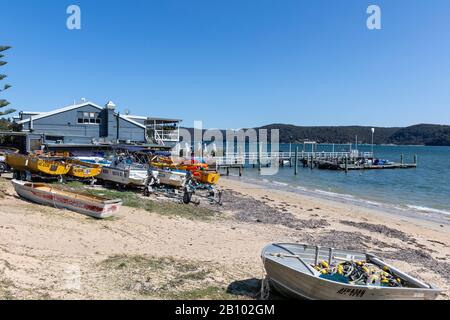 Palm Beach in Sydney mit Bootshaus Restaurant und Schlauchbooten auf Station Beach Pittwater Side, NSW, Australien Stockfoto