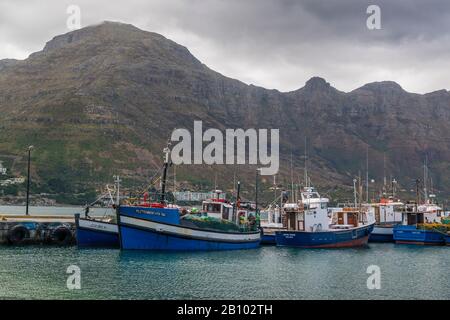 Fischerboote im Hafen von Kalk Bay, False Bay, Südafrika Stockfoto