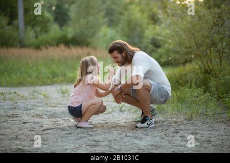 Vater und Tochter zusammen im Wald Stockfoto