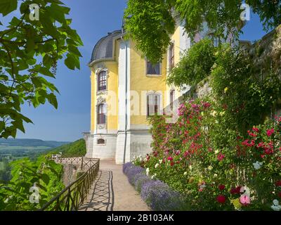 Terrasse mit Schloss aus Dornburger Schlössern, Dornburg, Saale-Holzland-Kreis, Thüringen, Deutschland Stockfoto