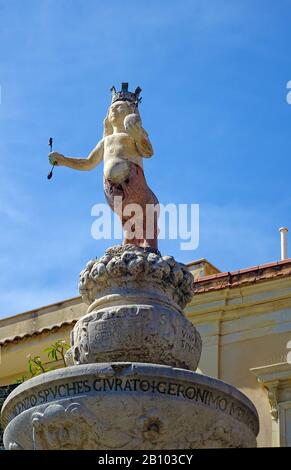 Centaurus auf dem Brunnen des Barock an der Piazza Duomo, Altstadt von Taormina, Sizilien, Italien Stockfoto