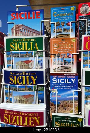 Bücher und Bildbände auf einem Regal in einem Geschäft, der Altstadt von Taormina, Sizilien, Italien Stockfoto