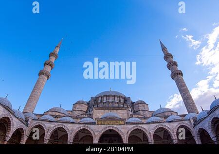 Innenhof der Süleymaniye-Moschee in Istanbul am warmen Sommermorgen Stockfoto