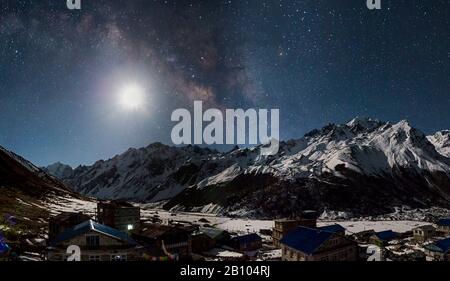 Milchstraße über Kyanjin Gumpa, Langtang Tal, Rasuwa, Nepal Stockfoto