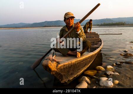Nationalpark Ranger auf der Narayani Fluss, Chitwan National Park, Terai, Nepal Stockfoto