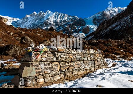 Mani Mauer und Langtang Lirung im Langtang-Tal, Nepal Stockfoto