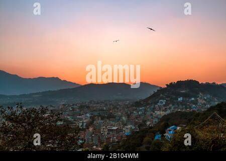 Sonnenuntergang über den Ausläufern des Himalaya, Kathmandu, Nepal