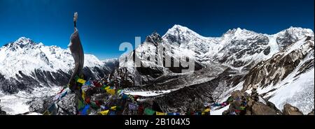 Gebetsfahnen auf der Oberseite des Kyanjin Ri, Langtang Tal, Rasuwa, Nepal Stockfoto