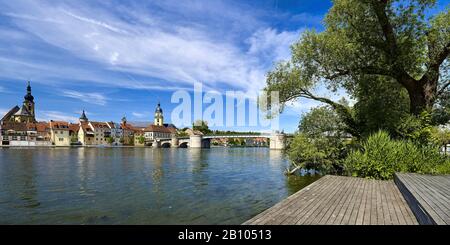 Altstadt von Kitzingen am Main mit der Kirche St. Johannes, dem Marktturm und der Stadtkirche, Unterfranken, Bayern, Deutschland Unterfranken Stockfoto