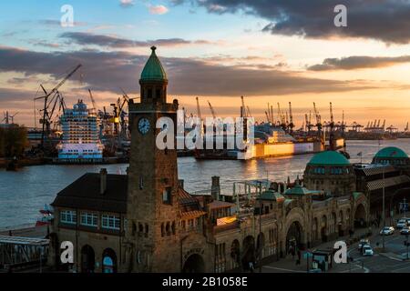 Kreuzfahrtschiff im Dock 17, Landungsbrücken, Hamburg, Deutschland Stockfoto