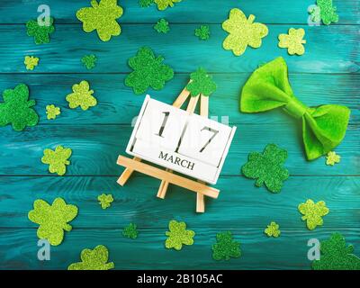 ST Patricks Tag Datum 17. märz auf Holzkalender Stockfoto