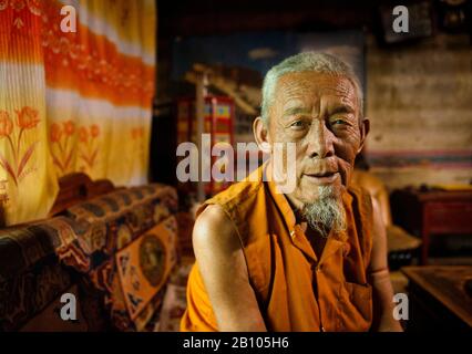 Lamas verbringen den Großteil ihrer Zeit zu rezitieren und ihre Gebete beten Perlen zu zählen. Remote tibetischen Plateau Stockfoto