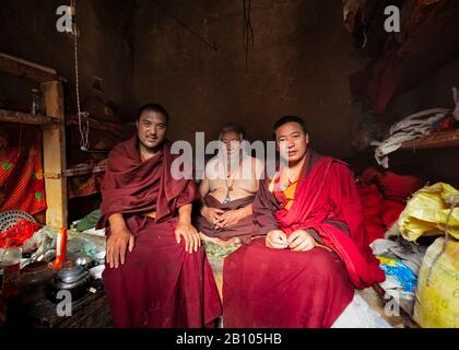 Lamas verbringen den Großteil ihrer Zeit damit, die gebeten zu rezitieren und ihre betenden Perlen zu zählen. Hauptlamas, wenn sie nicht auf dem Rückzug sind, lehren sie ihre Schüler. Abgelegenes tibetisches Plateau Stockfoto