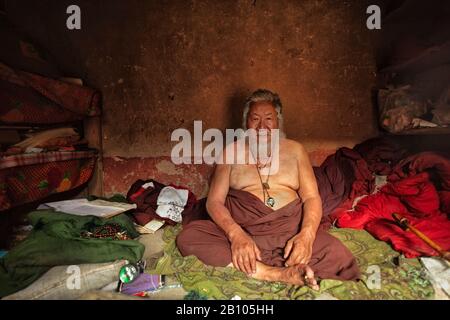 Lamas verbringen den Großteil ihrer Zeit damit, die gebeten zu rezitieren und ihre betenden Perlen zu zählen. Hauptlamas, wenn sie nicht auf dem Rückzug sind, lehren sie ihre Schüler. Abgelegenes tibetisches Plateau Stockfoto