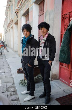 Moderne tibetische Fashionistas, diejenigen, die das traditionelle Leben verlassen und sind durch Chinesische Mode absorbiert worden. Kham, Tibet Stockfoto