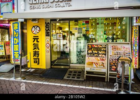 Genki Sushi befindet sich in der Nähe Shibuya Bahnhof verkauft erschwingliche Sushi-Zug in Shibuya, Tokio, Japan. Stockfoto