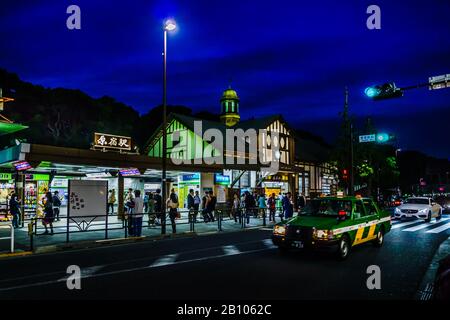 Harajuku Station Vintage Gebäude in der Nacht mit Menschen auf dem Bürgersteig. Stockfoto
