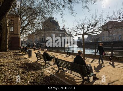 Promenade an der Spree, hinter Museumsinsel, Bode-Museum, Mitte, Berlin Stockfoto