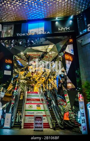 Der berühmte verspiegelte Eingang des Tokyu Plaza Omotesando in Harajuku, Tokio, Japan. Stockfoto