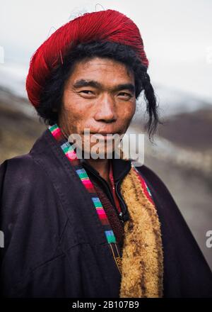 Porträt eines tibetischen Mannes, tibetischer Hochebene, Kham und Amdo Stockfoto