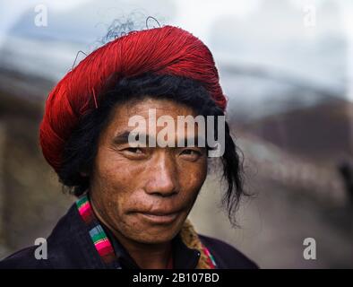 Porträt eines tibetischen Mannes, tibetischer Hochebene, Kham und Amdo Stockfoto