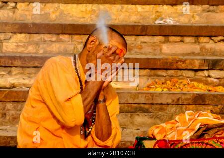 Digitale Gemälde: Naga Sadhu-7 Digitales Gemälde einer naga Sadhu rauchenden Tonpfeife an der Varanasi, Uttar Pradesh, Indien. Stockfoto