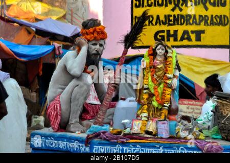 Digitale Gemälde: Naga Sadhu-8 Digitales Gemälde eines Naga Sadhu mit einer Ansprache marigalter Girlanden, die religiöse Rituale in Varanasi, Indien, durchführen. Stockfoto