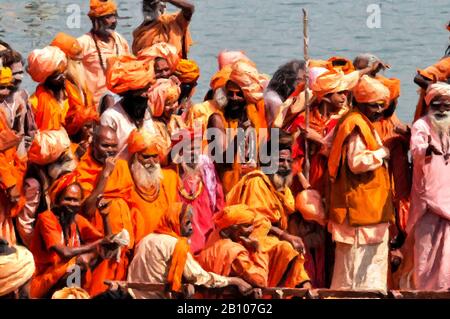 Digitale Gemälde: Naga Sadhu-11 Digitales Gemälde einer Gruppe von Naga Sadhu's auf einem Boot, das den heiligen Fluss Ganges an der Varanasi, Indien, überquert. Stockfoto