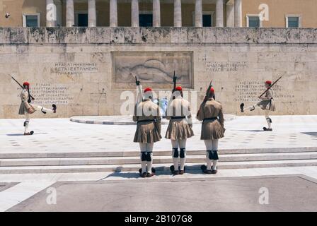 Athen, Griechenland - 9. Mai 2015: Wachwechsel am Grab des Unkonwn Soldaten im Präsidentenhaus am Syntagma-Platz. Fünf Soldaten auf M Stockfoto