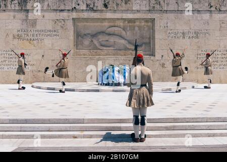 Athen, Griechenland - 9. Mai 2015: Wachwechsel am Grab des Unkonwn Soldaten im Präsidentenhaus am Syntagma-Platz. Fünf Soldaten an Stockfoto