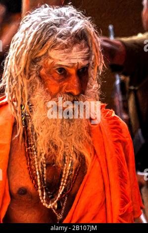 Digitale Gemälde: Naga Sadhu-14 Digitales Gemälde einer älteren Naga Sadhu mit langen Haaren, in Varanasi, Uttar Pradesh, Indien, mit Rudraksha-Perle. Stockfoto