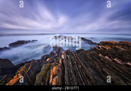 Küste in der Blauen Stunde, Almograve, Algarve, Portugal Stockfoto