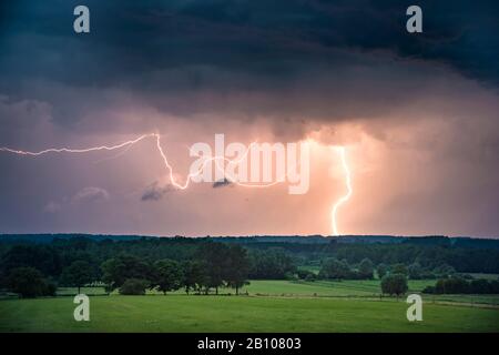 Earthbolt in blauer Stunde in Étalle, Belgien, Europa Stockfoto